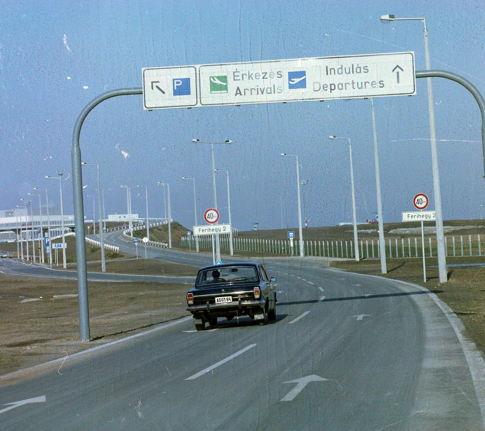 Magyarország, Ferihegyi (ma Liszt Ferenc) repülőtér, Budapest XVIII., 2-es terminál, gépkocsi bejárat., 1985, UVATERV, színes, útjelző tábla, repülőtér, GAZ 24 Volga, Budapest, Fortepan #99486