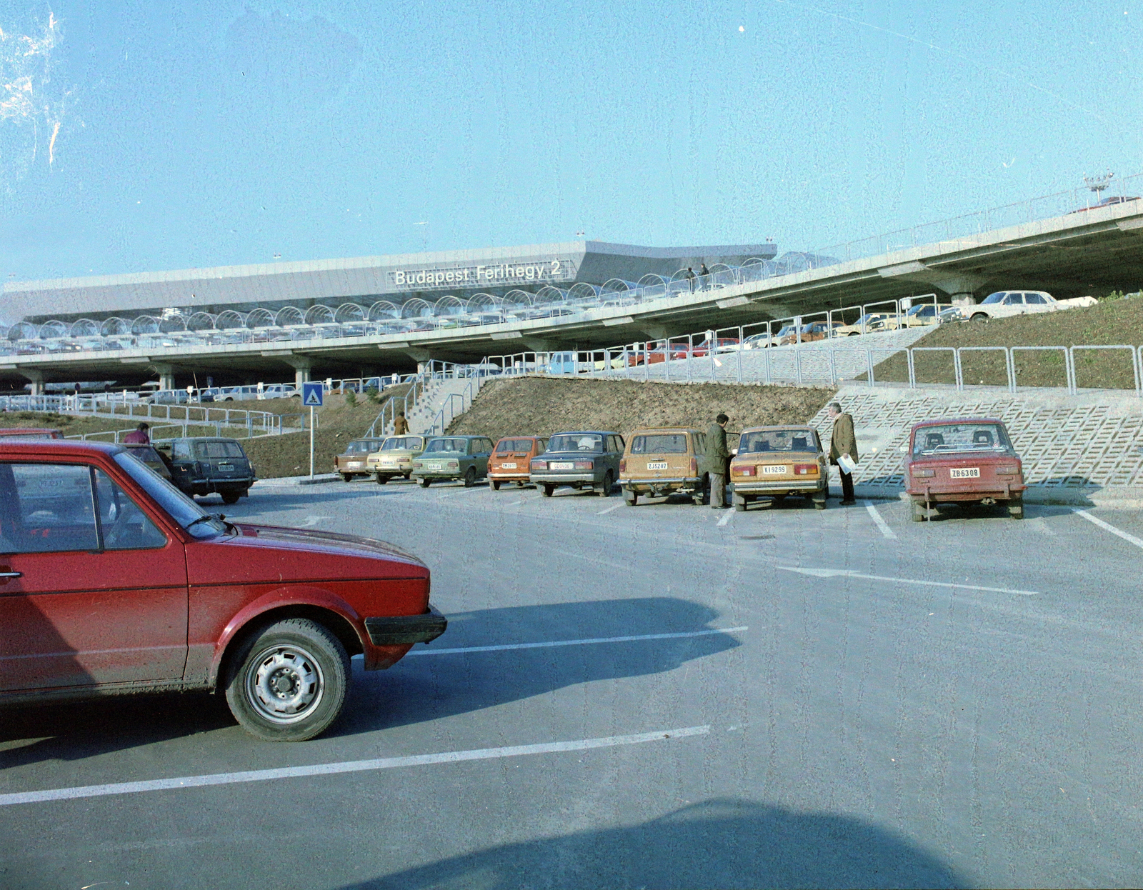 Magyarország, Ferihegyi (ma Liszt Ferenc) repülőtér, Budapest XVIII., 2-es terminál, parkoló., 1985, UVATERV, színes, Lada-márka, Polski Fiat-márka, repülőtér, Trabant 601, rendszám, Polski Fiat 126p, VAZ 2102, Wartburg 353, VAZ 2101, Fiat 128, Volkswagen Golf, VAZ 2105/2107, Budapest, Fortepan #99488