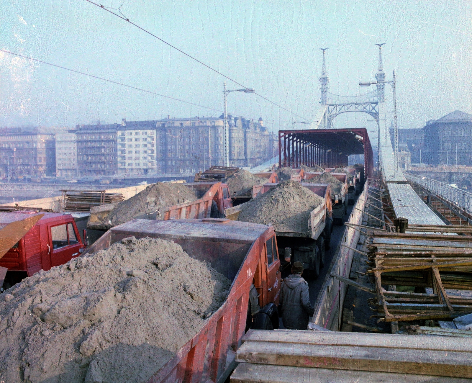 Magyarország, Budapest, Szabadság híd a Fővám (Dimitrov) tér felé nézve. Terheléspróba a felújítás idején., 1985, UVATERV, színes, híd, teherautó, hídépítés, terheléspróba, Duna-híd, KamAZ-márka, Feketeházy János-terv, Fortepan #99489
