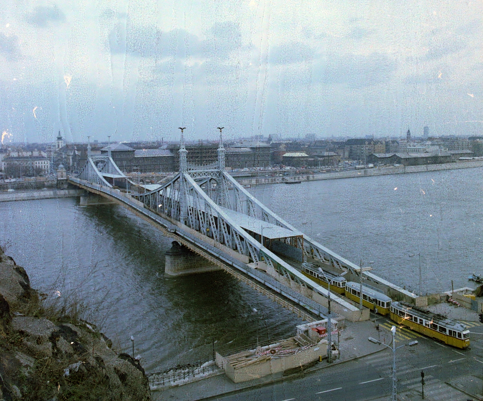 Magyarország, Budapest, Szabadság híd a felújítás idején., 1985, UVATERV, színes, híd, villamos, hídépítés, Ganz UV, Duna-híd, Feketeházy János-terv, Fortepan #99490