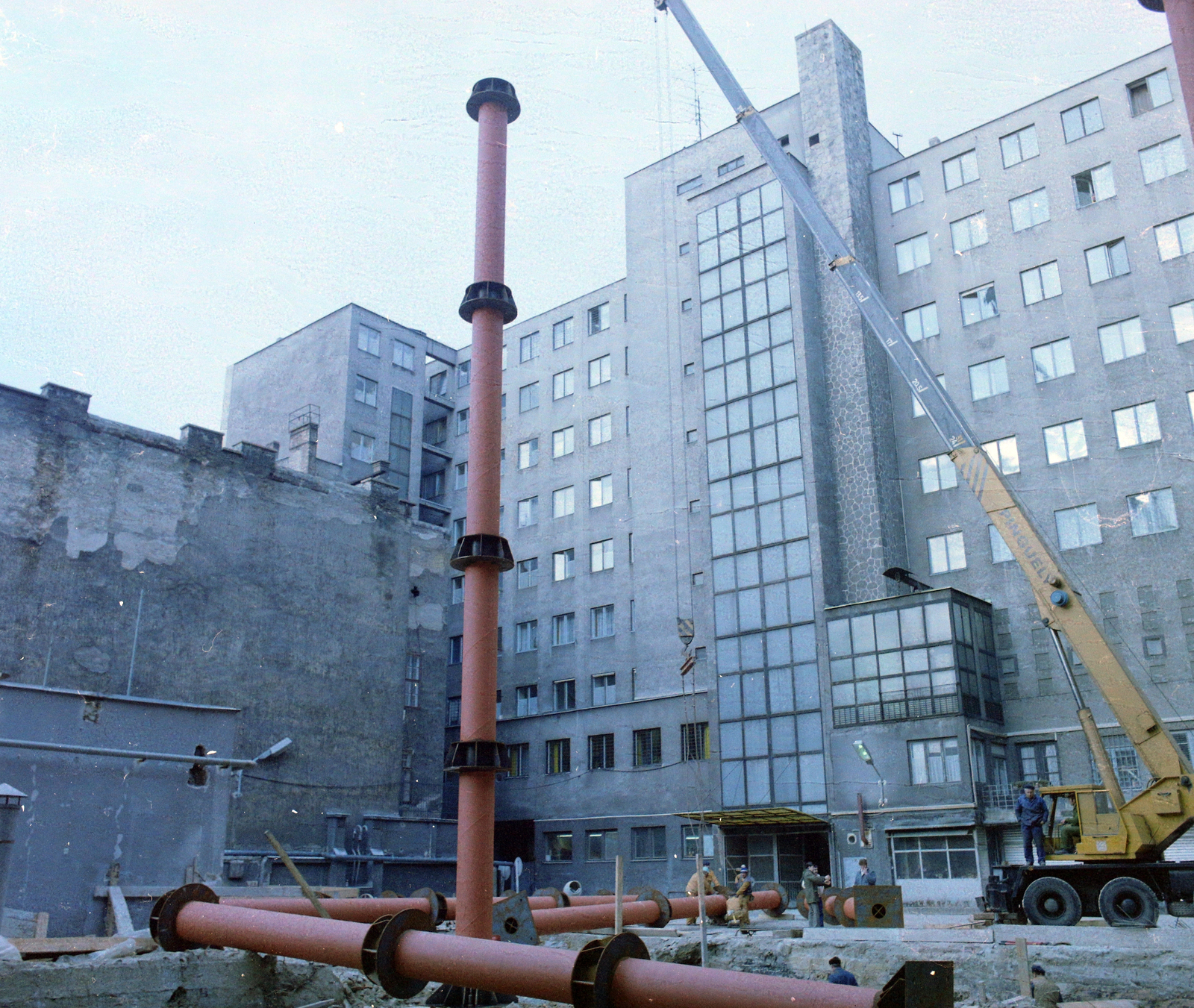 Magyarország, Budapest VII., Dob utca 75-81., a KPM (Közlekedés- és Postaügyi Minisztérium) udvara. Balra a Hársfa utca 45. tűzfala., 1986, UVATERV, színes, daru, Budapest, Fortepan #99491