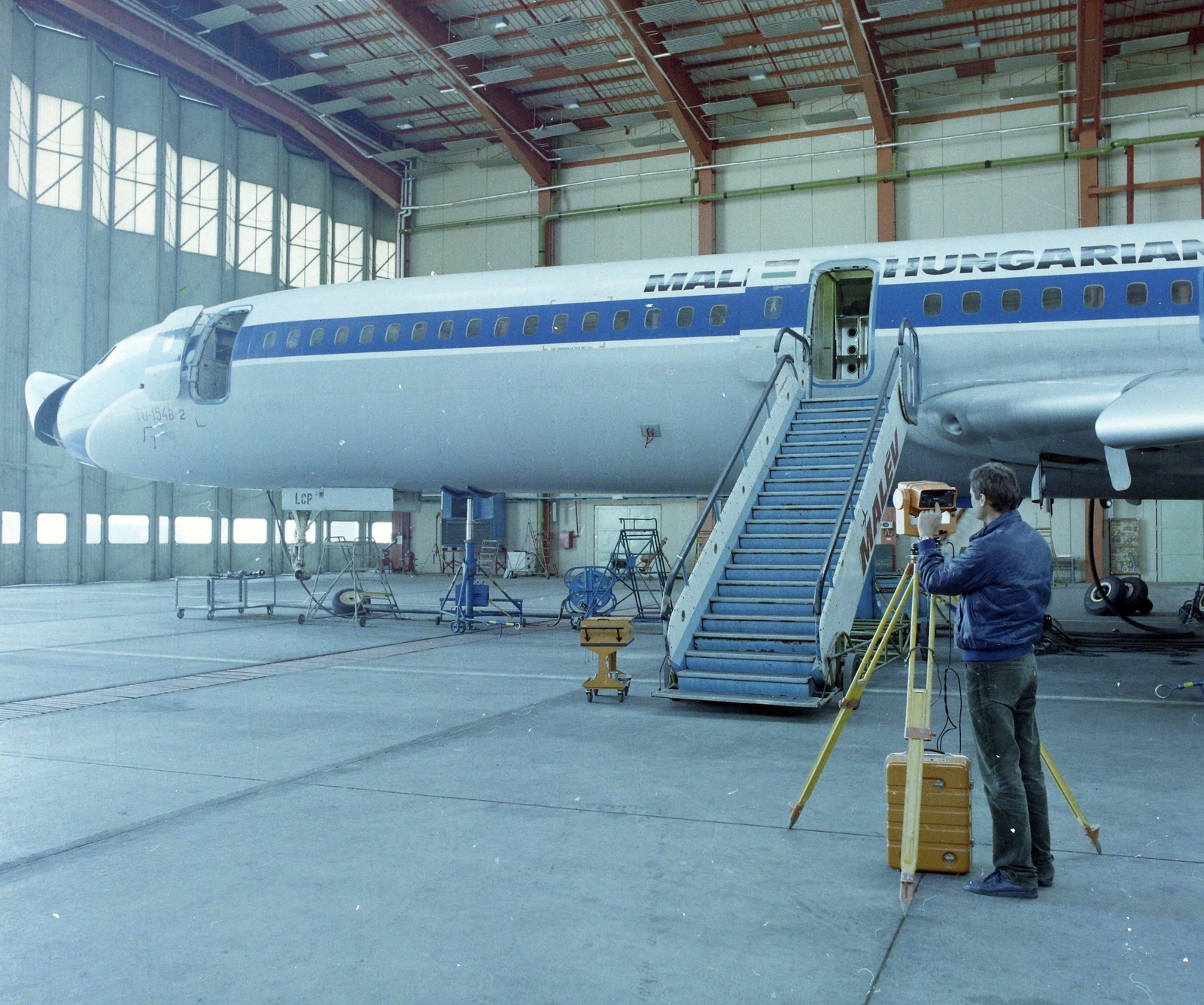 Hungary, Ferihegy (now - Ferenc Liszt) International Airport, Budapest XVIII., hangár., 1986, UVATERV, colorful, Soviet brand, airplane, hangar, airport, Hungarian Airlines, Tupolev-brand, Budapest, aircraft steps, Fortepan #99497