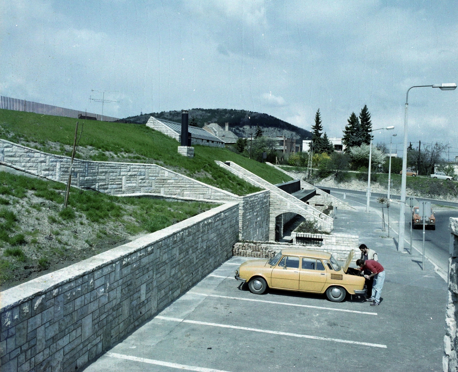 Hungary, Budapest II., Pusztaszeri út, a Szemlő-hegyi-barlang bejárata., 1987, UVATERV, colorful, Skoda-brand, ARO-brand, Budapest, Fortepan #99499