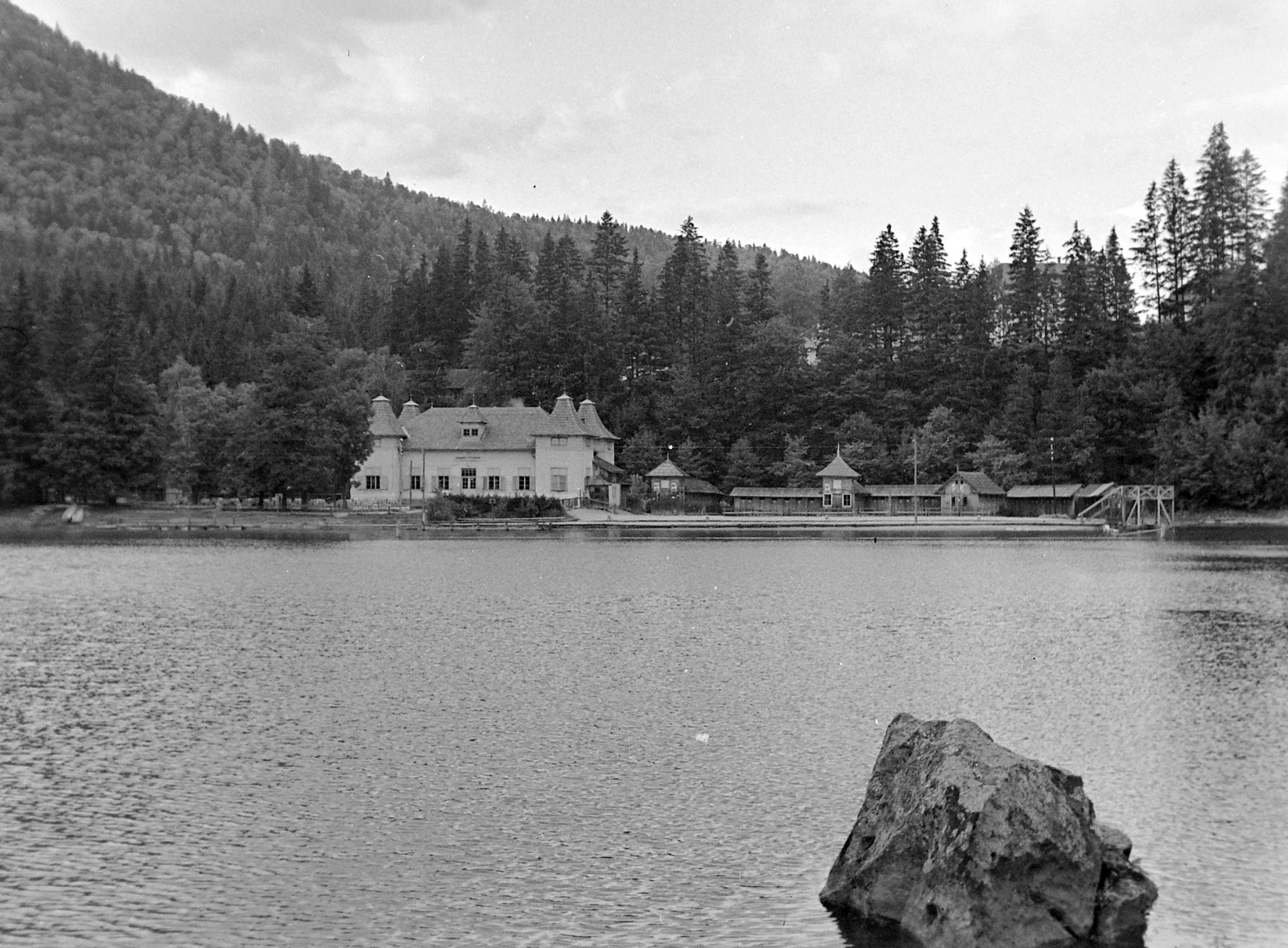 Romania,Transylvania, Băile Tusnad, Csukás-tó., 1943, Kurutz Márton, lake, Bath house, Fortepan #9950