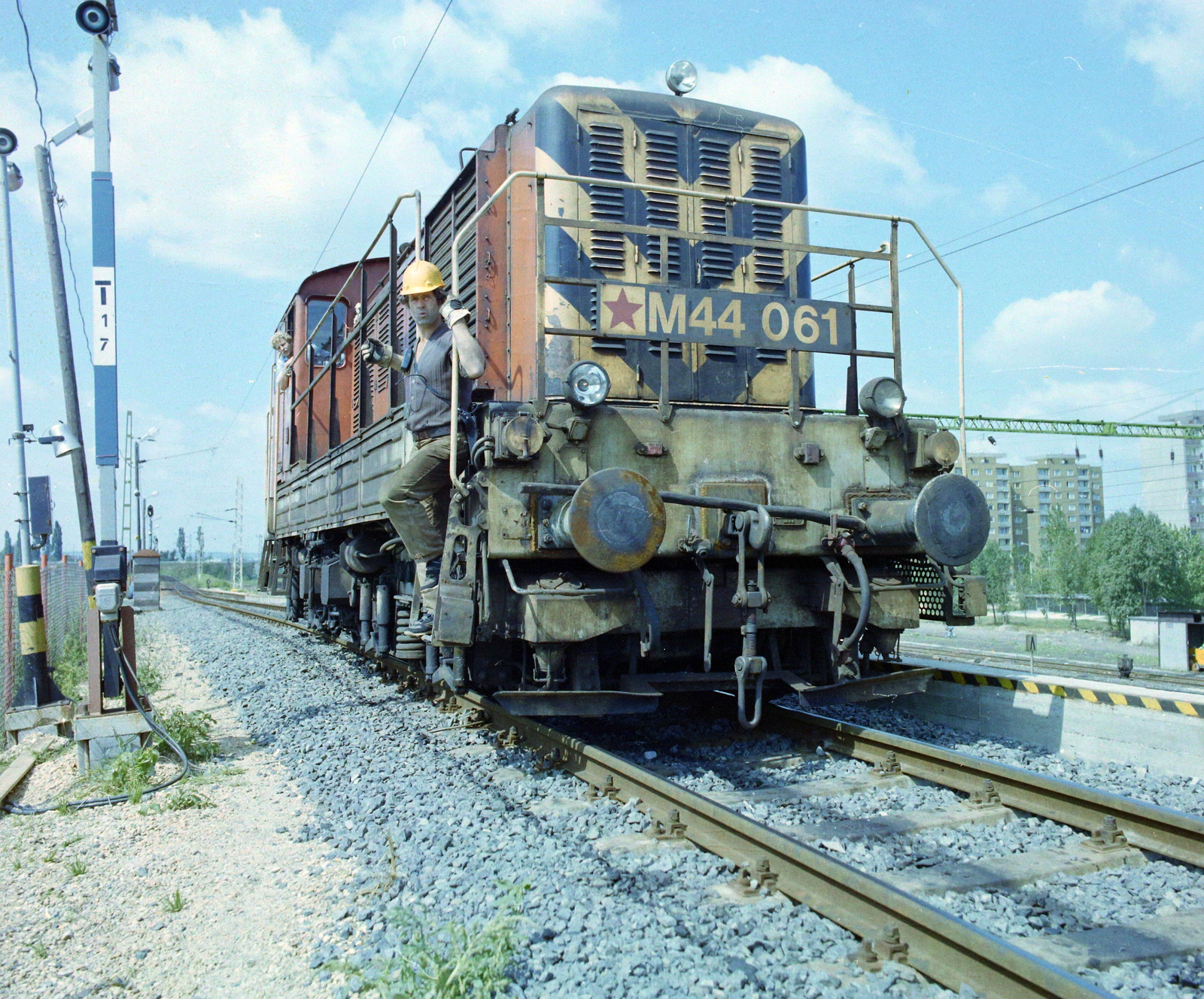 Hungary, Székesfehérvár, vasútállomás, háttérben a Tóvárosi (Münnich Ferenc) lakónegyed házai., 1987, UVATERV, railway, colorful, diesel locomotive, MÁV M44 series, Fortepan #99508