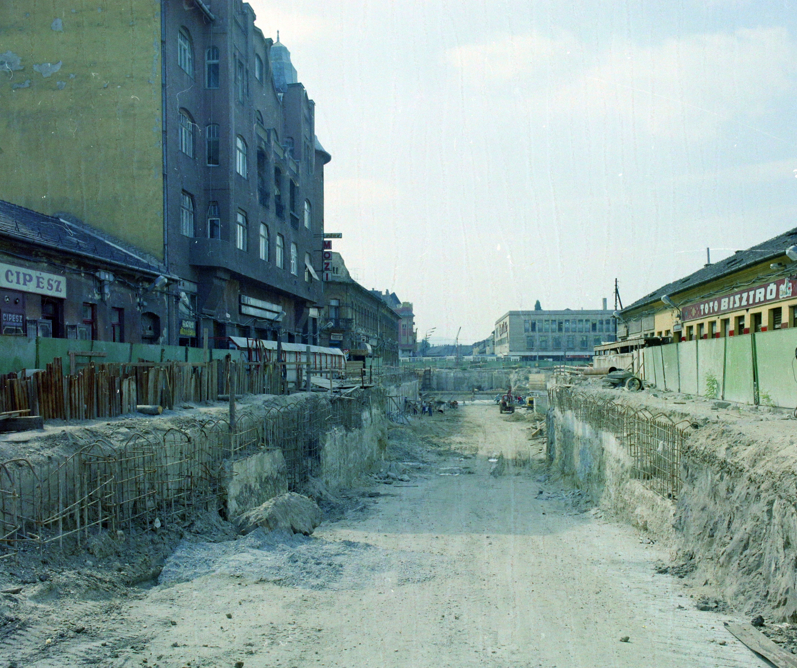 Hungary, Budapest IV., Árpád út a Lebstück Mária utca felől az István (Bajcsy-Zsilinszky) út felé nézve, a metróépítés területe., 1987, UVATERV, colorful, construction, subway construction, Budapest, Fortepan #99509