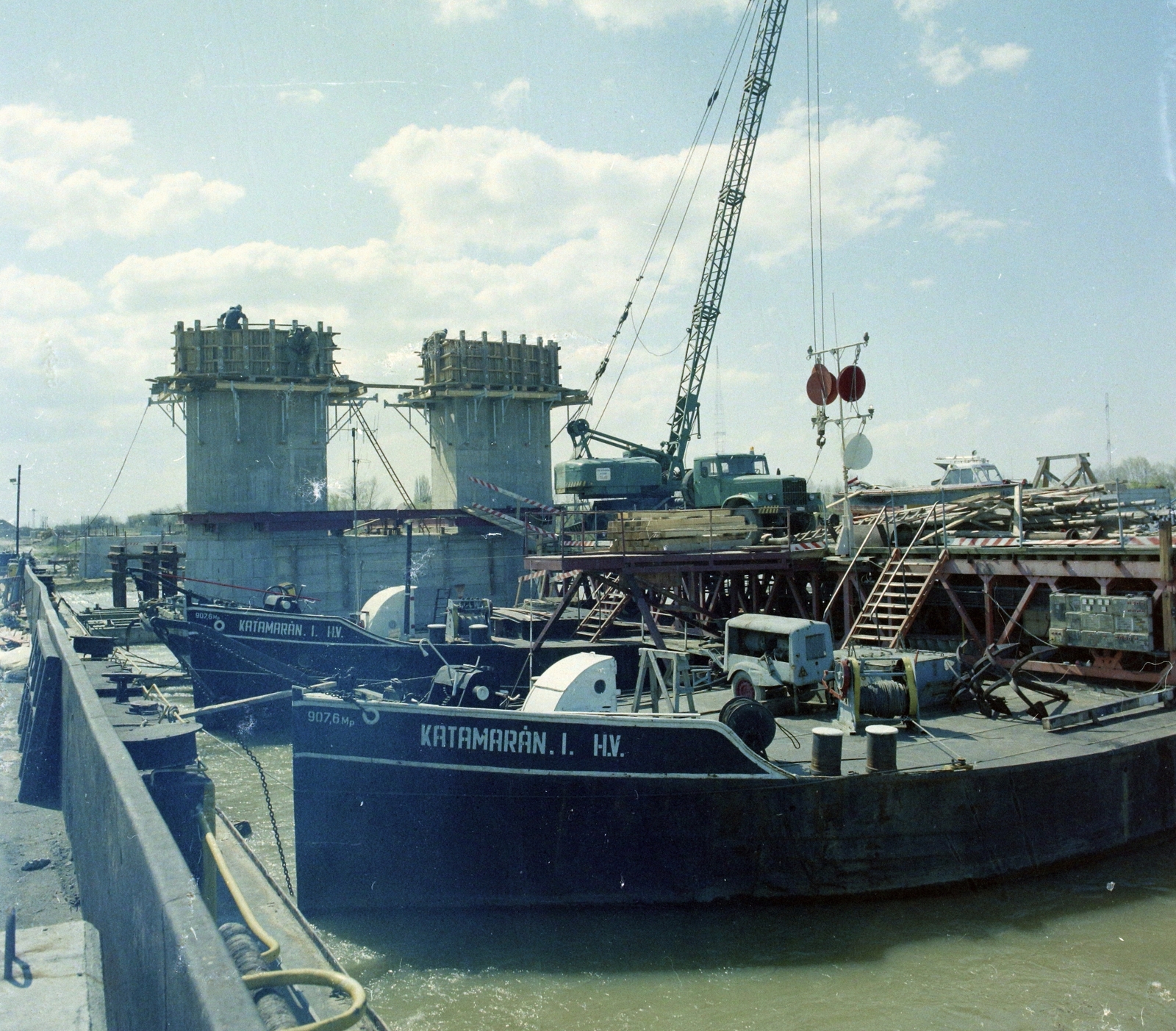 Hungary, Budapest XXII., a Deák Ferenc híd építése (az M0-s körgyűrű Déli Duna-hídja Háros és Csepel között)., 1988, UVATERV, colorful, bridge building, Budapest, Fortepan #99512