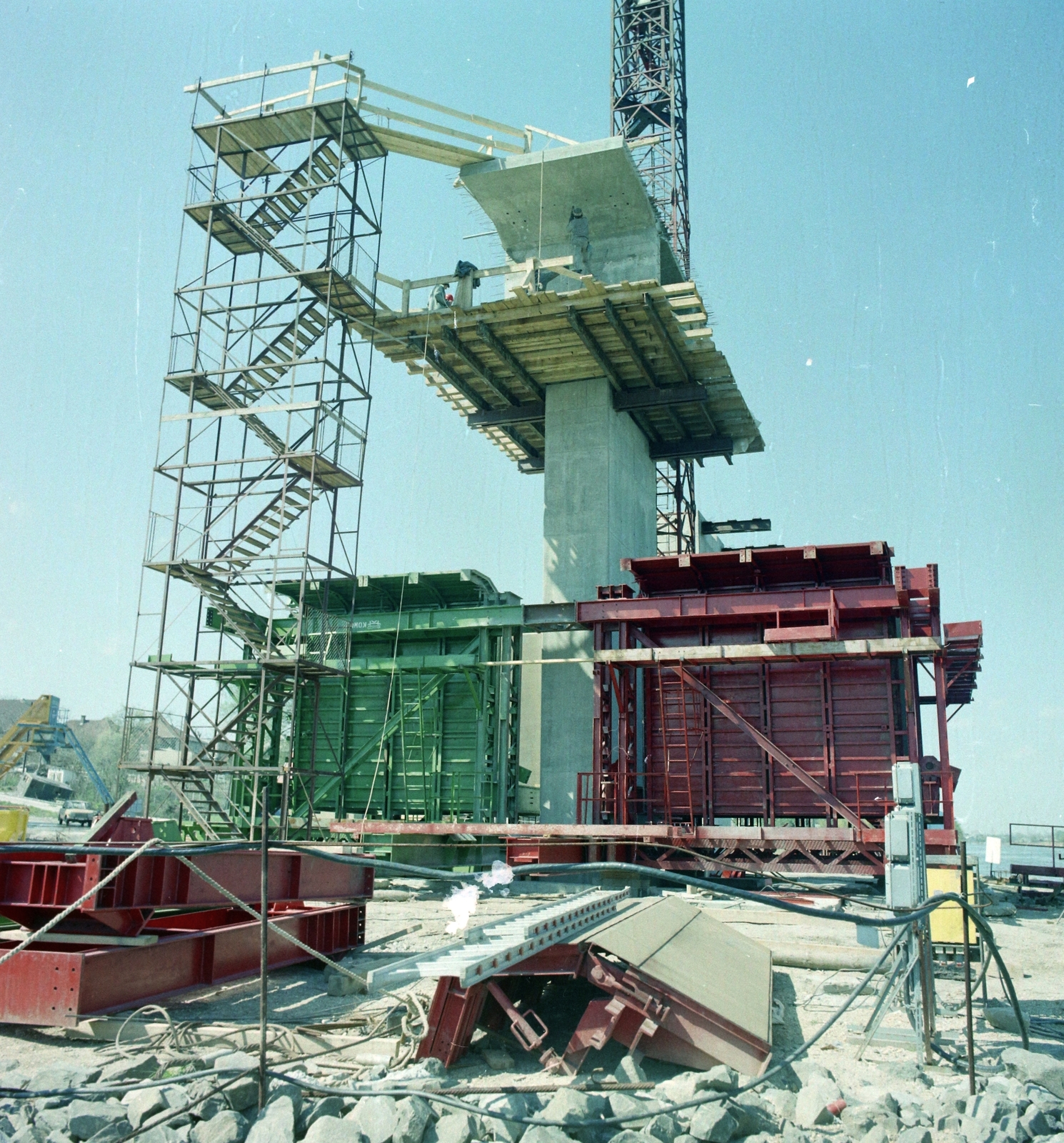 Hungary, Dunaharaszti, az M0-s körgyűrű Déli Duna-hídjának építése a Ráckevei (Soroksári)-Dunánál., 1988, UVATERV, colorful, construction, bridge building, Fortepan #99513