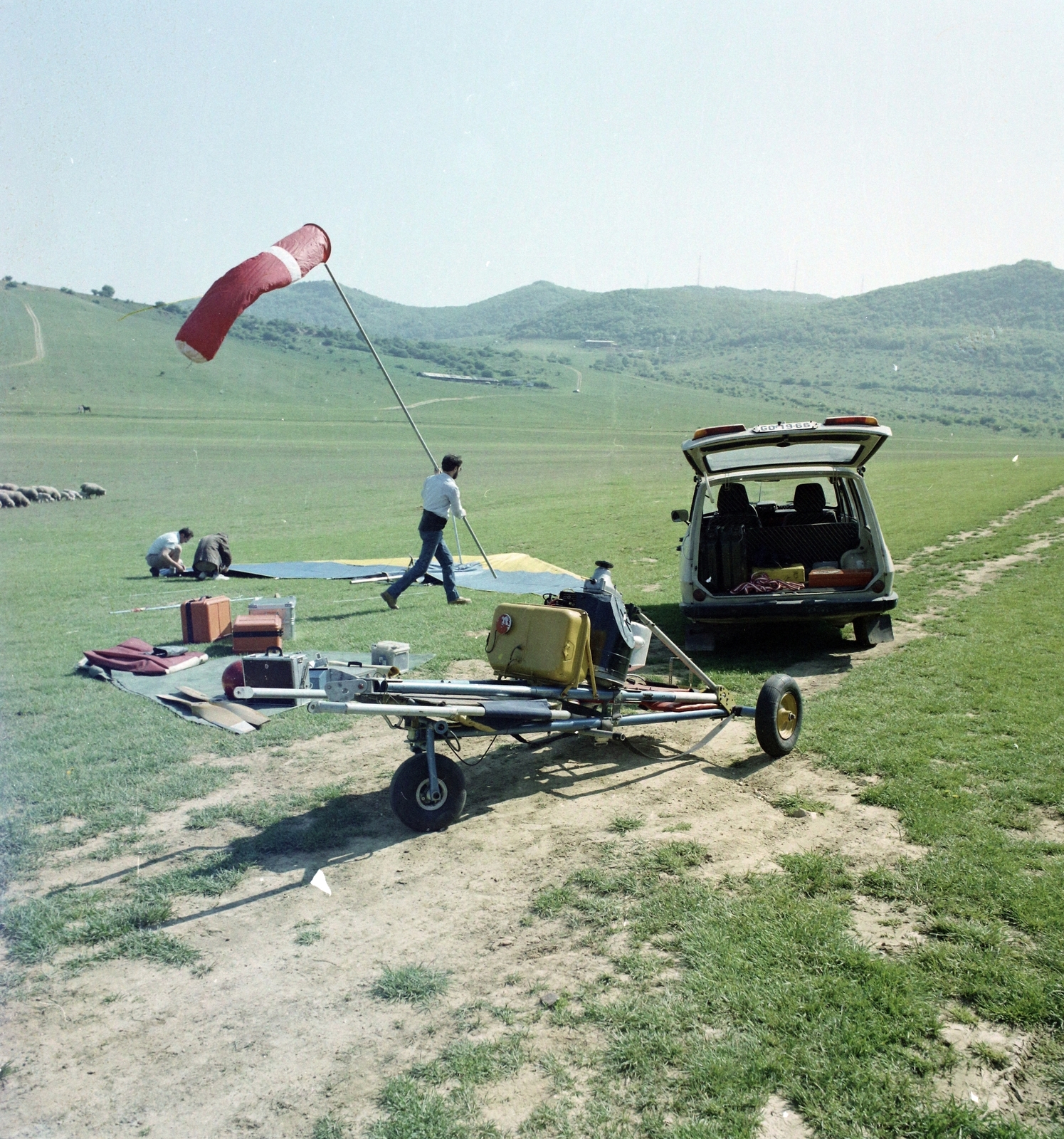 Hungary, Hármashatárhegy Airport, Budapest II., 1988, UVATERV, colorful, airport, hang-glider, Budapest, Fortepan #99514