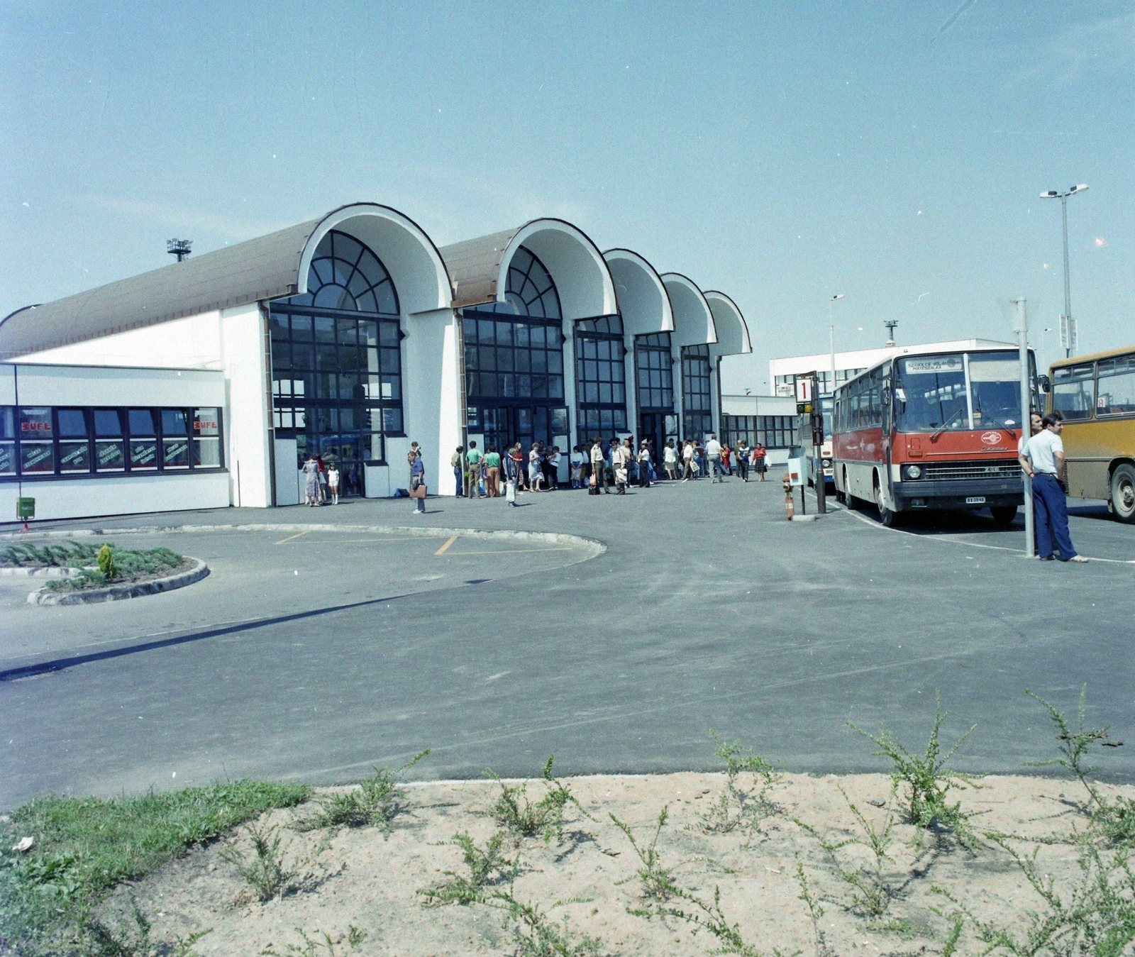 Hungary, Mátészalka, vasútállomás., 1990, UVATERV, colorful, bus, waiting, bus stop, train station, Volán organisation, bus stop, Ikarus-brand, Fortepan #99522