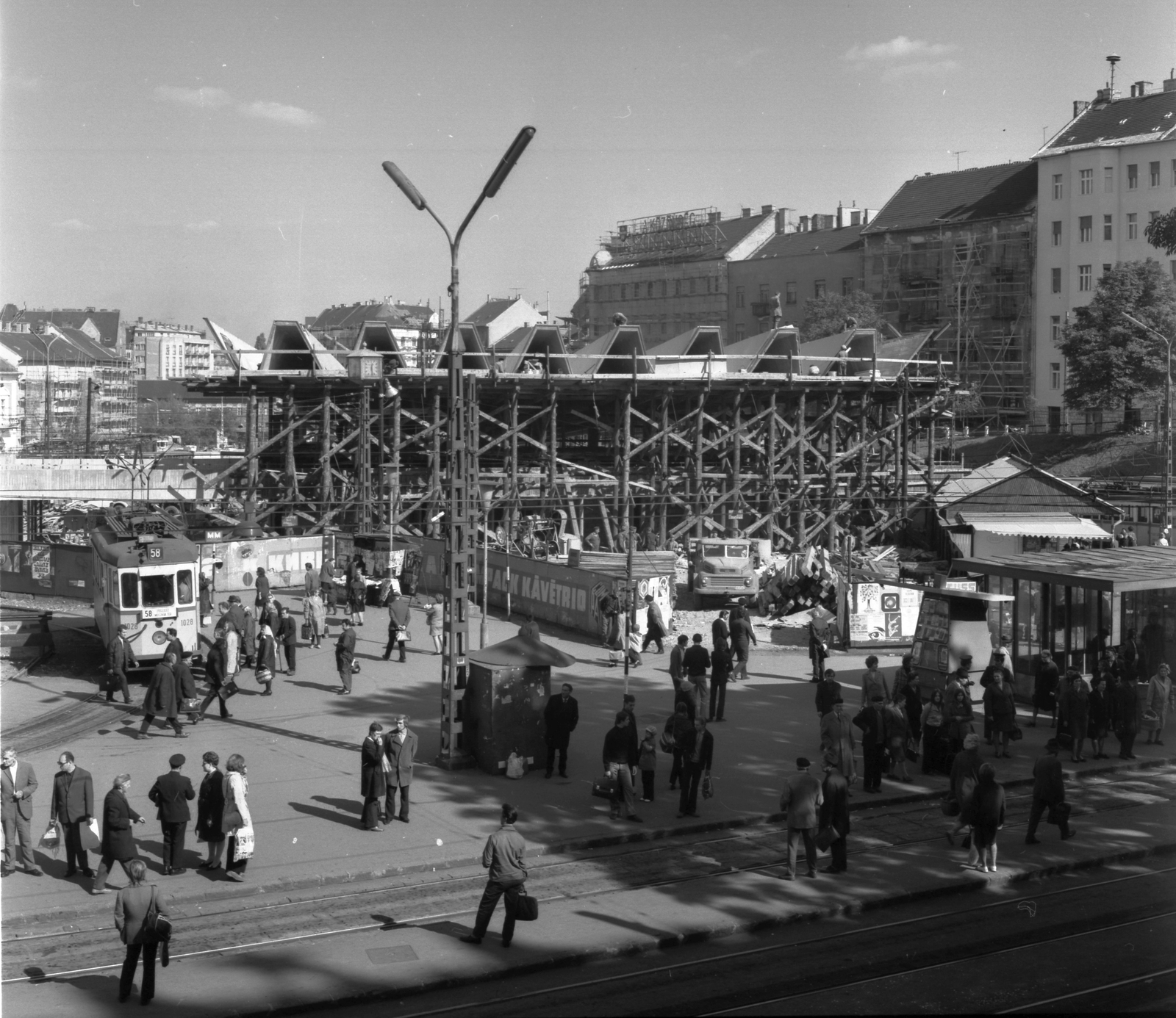 Hungary, Budapest I.,Budapest II., Széll Kálmán (Moszkva) tér, épül a metróállomás csarnoka., 1972, UVATERV, tram, subway construction, Budapest, Fortepan #99529