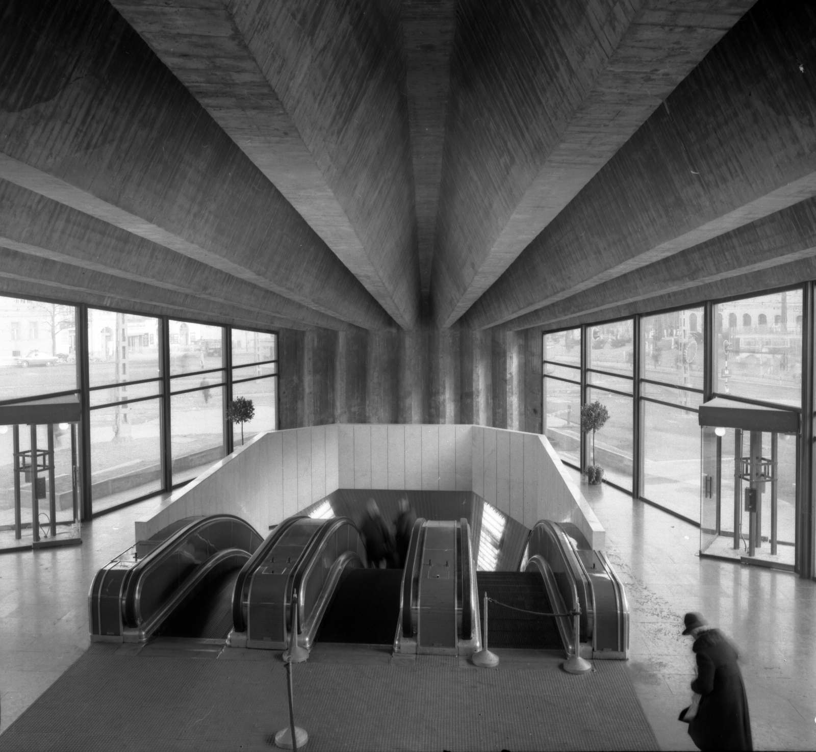 Hungary, Budapest II., Széll Kálmán (Moszkva) tér, a metróállomás csarnoka., 1972, UVATERV, moving escalator, Budapest, Fortepan #99539
