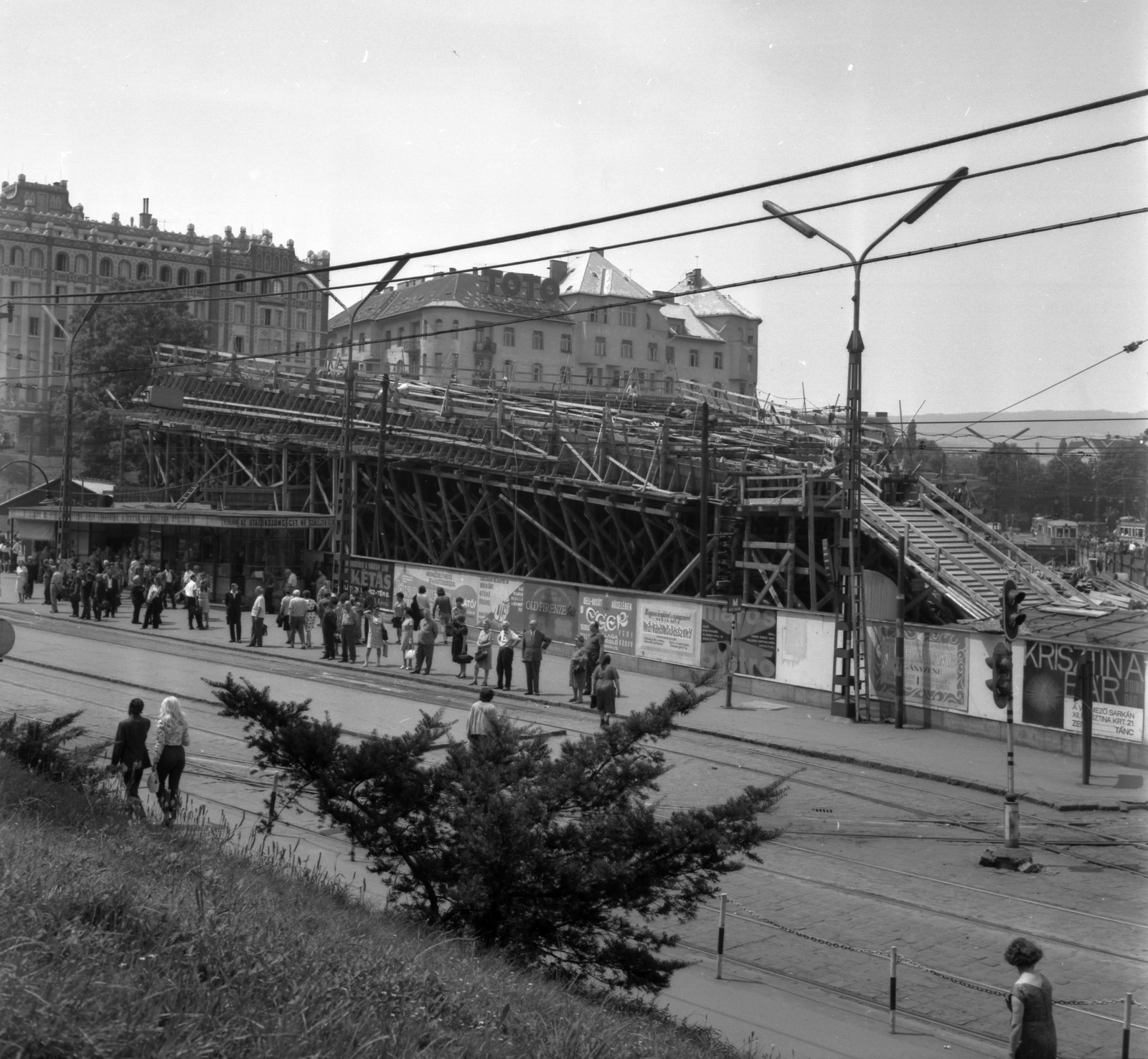 Hungary, Budapest XII.,Budapest II., Széll Kálmán (Moszkva) tér, épül a metróállomás csarnoka. Balra a háttérben a Postapalota., 1972, UVATERV, subway construction, Budapest, Fortepan #99547