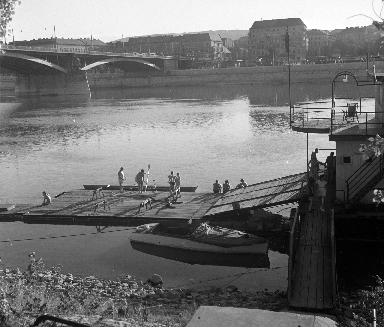 Hungary, Margit Islands, Budapest, csónakház, szemben a Margit híd budai hídfője., 1950, UVATERV, ship, boat, kayak, pier, paddling, water, Fortepan #99553