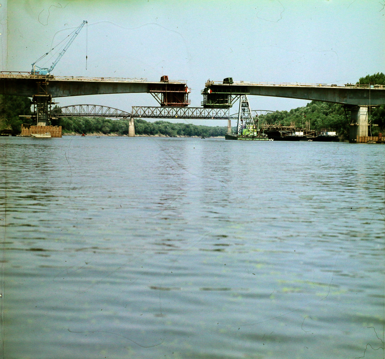 Hungary, Szentes, az épülő közúti Tisza-híd, háttérben a vasúti híd., 1981, UVATERV, colorful, bridge building, Fortepan #99558