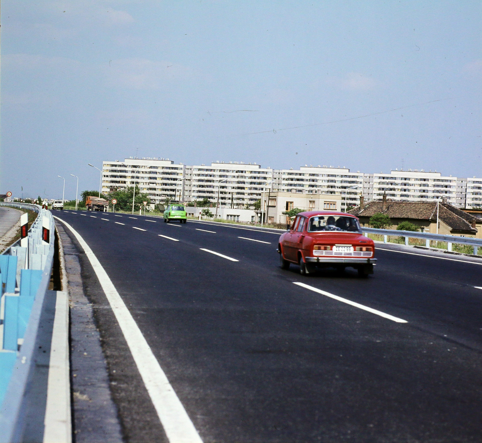 Hungary, Budapest XI., M1-M7 közös bevezetö szakasz. Szemben Örmező, a Kérő utca házsora., 1978, UVATERV, colorful, blocks, Skoda-brand, automobile, number plate, highway, Budapest, Fortepan #99562
