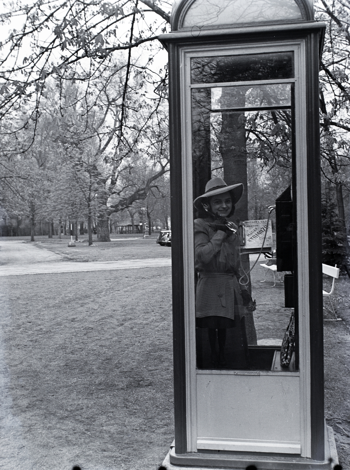 Hungary, Margit Islands, Budapest, 1943, Kurutz Márton, ad, hat, phone booth, Fortepan #9966