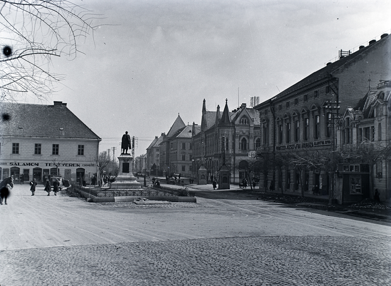 Hungary, Szekszárd, Garay tér., 1943, Kurutz Márton, sign-board, sculpture, store, store display, János Garay-portrayal, Fortepan #9969