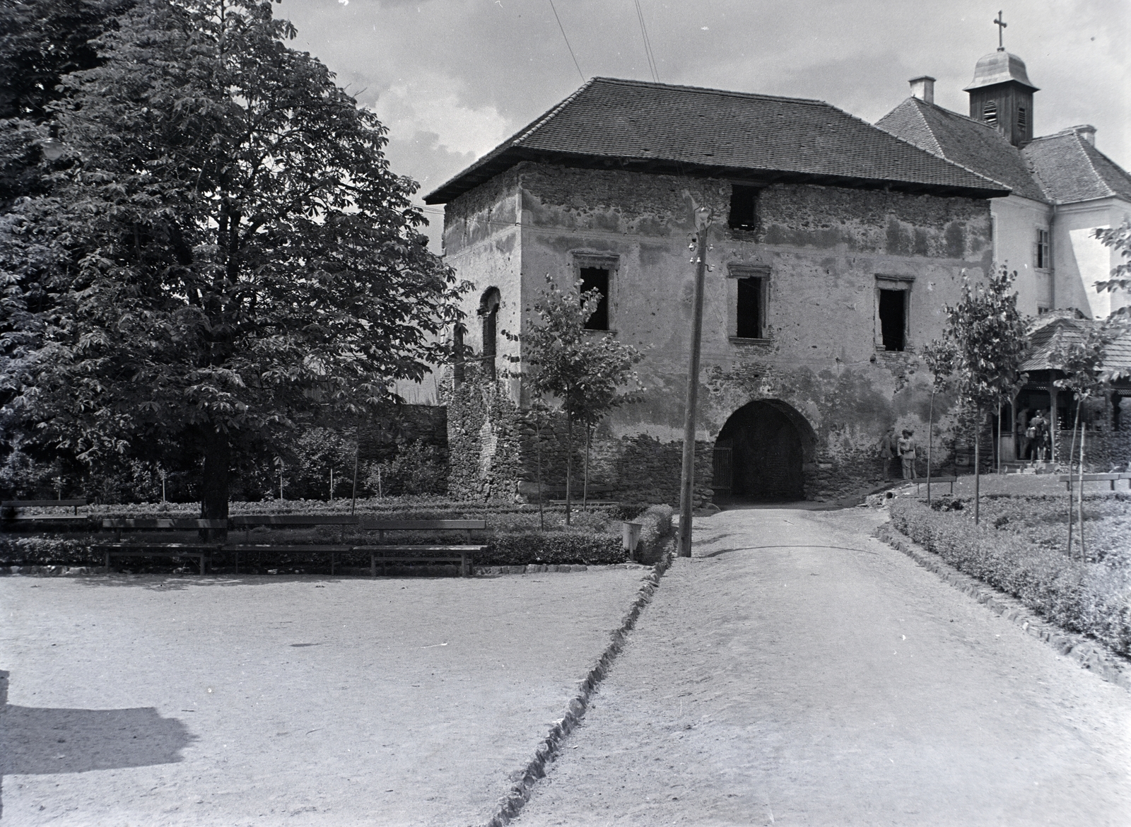 Romania,Transylvania, Șimleu Silvaniei, Báthory várkastély., 1943, Kurutz Márton, picture, bench, cross, castle, Fortepan #9973
