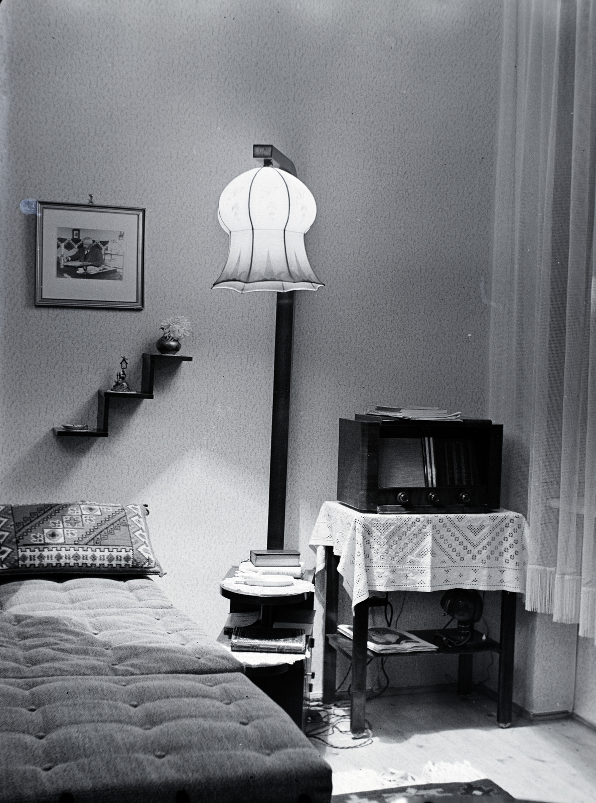 1943, Kurutz Márton, light, radio, interior, lampshade, berth, Fortepan #9977