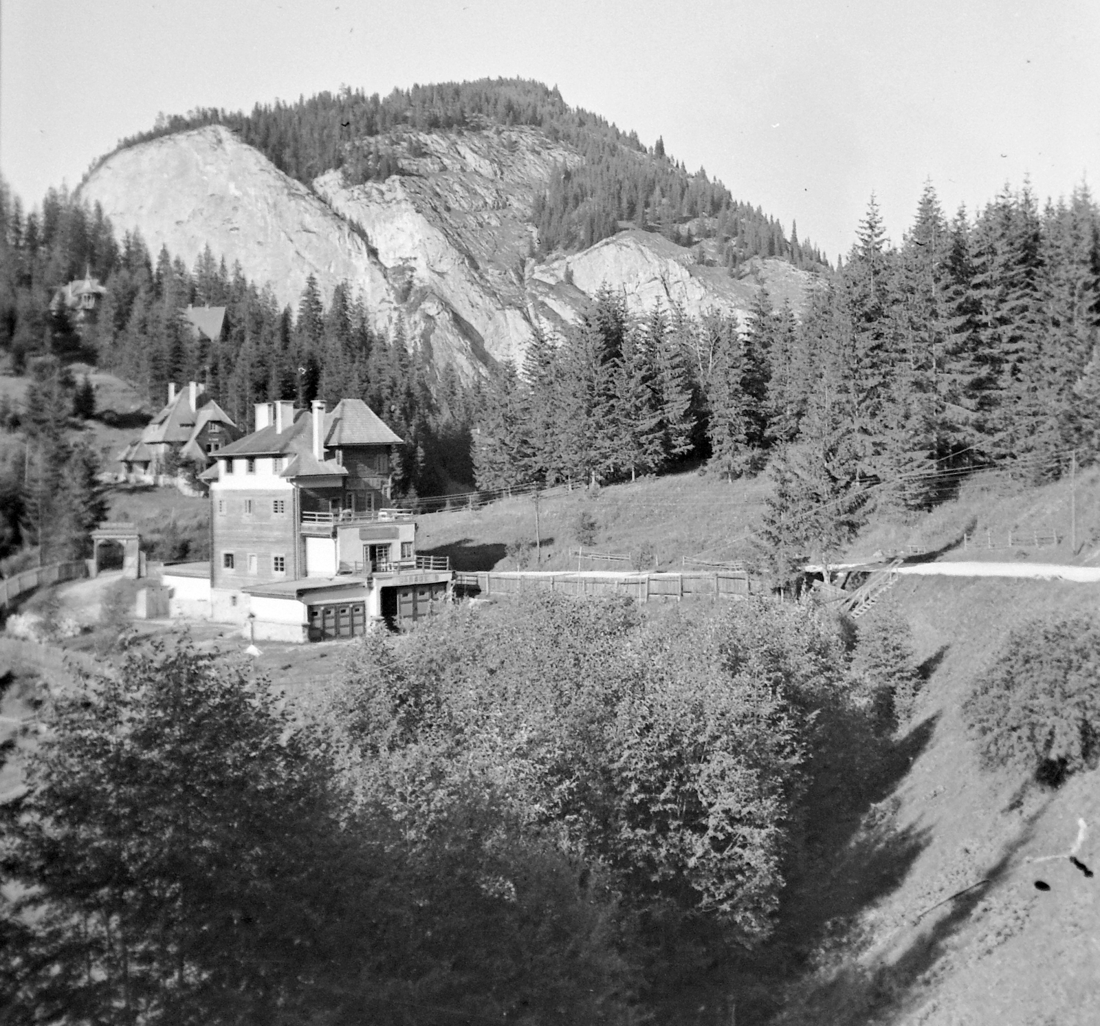 Romania,Transylvania, Lacul Rosu,Hasmas Mountains, a Csíki-bükk a Gyilkosvölgyi telep felől nézve., 1943, Kurutz Márton, sekler gate, Fortepan #9980