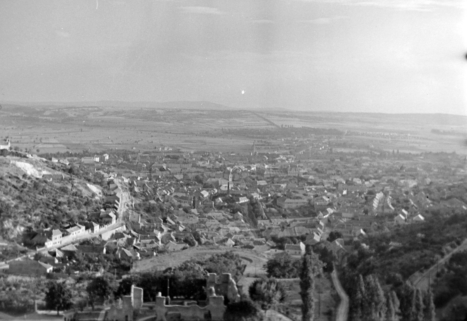 Hungary, Pécs, Tettye városrész a püspöki nyaraló romjaival. Balra a Havihegyi kápolna, a távolban a Villányi-hegység., 1943, Kurutz Márton, picture, Fortepan #9983
