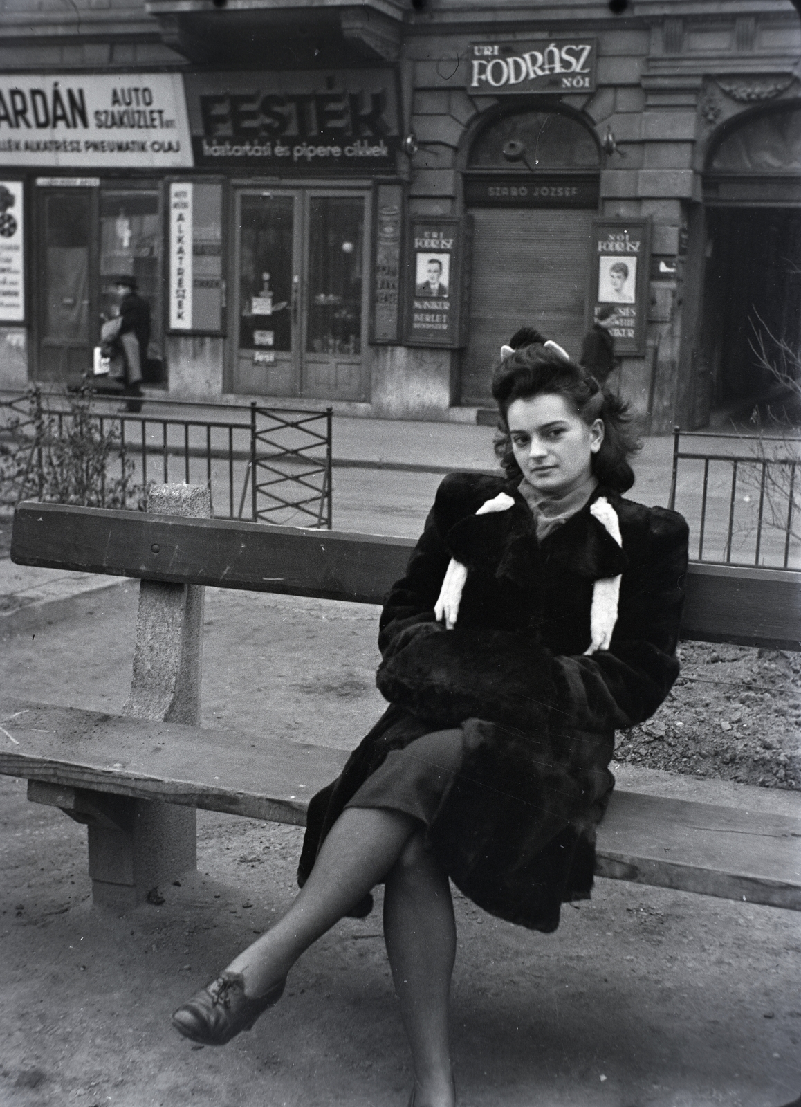 Hungary, Budapest VI., Jókai tér, szemben a 3-as számú ház., 1943, Kurutz Márton, sign-board, store display, hairdresser, bench, fur coat, Budapest, hardware store, parts store, Fortepan #9987