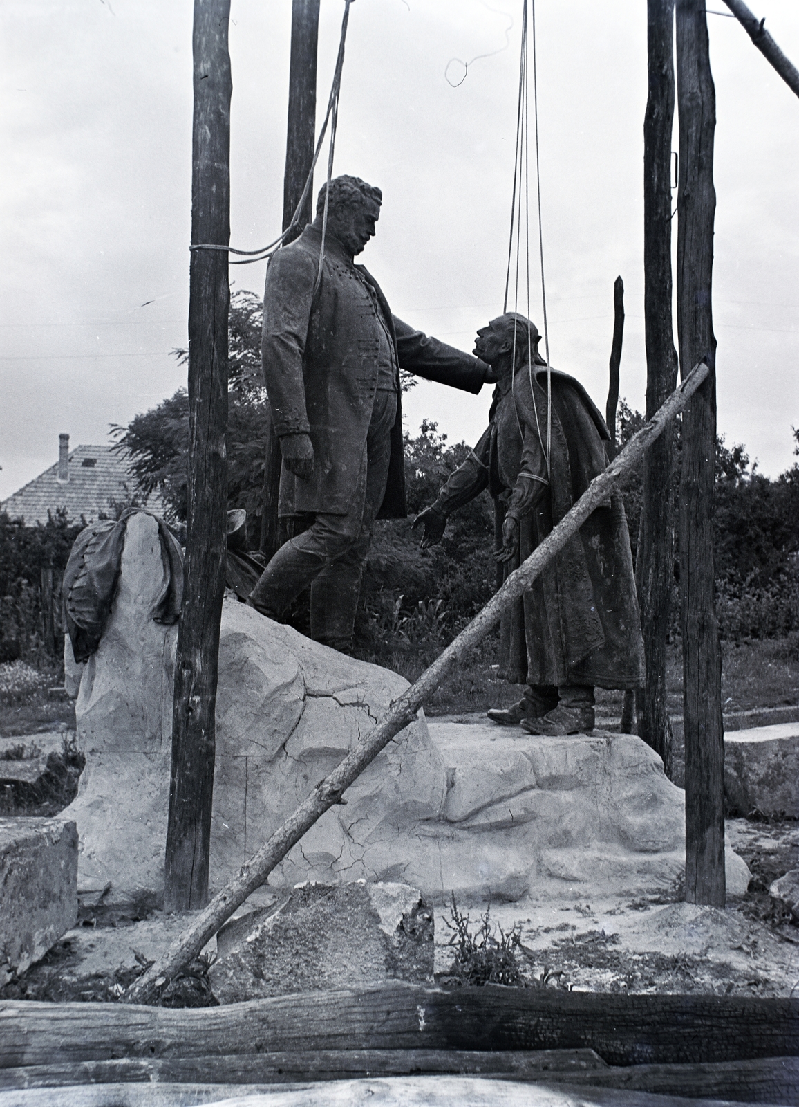 Romania,Transylvania, Zalău, Wesselényi Miklós felszabadítja a jobbágyságot című szobor (Fadrusz János, 1902.)., 1942, Kurutz Márton, sculpture, Miklós Wesselényi-portrayal, Fortepan #9991