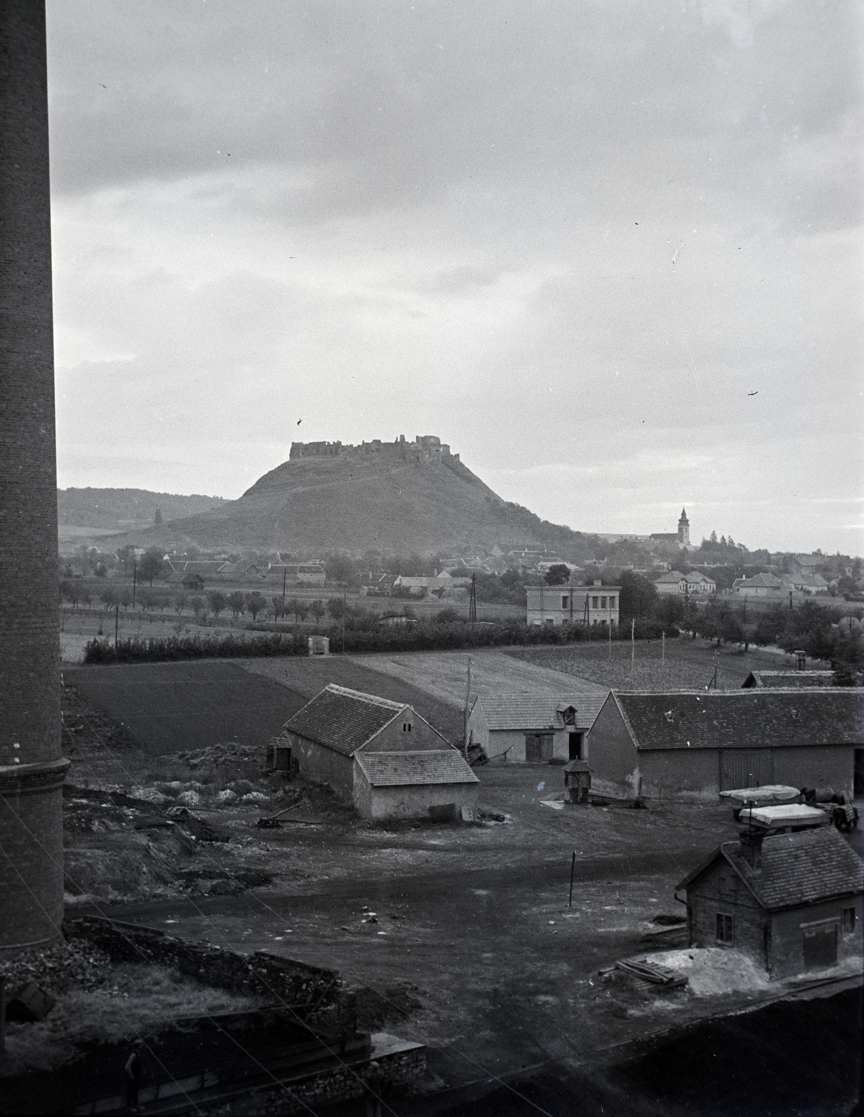 Hungary, Sümeg, látkép a várral a mészgyár (Dunántúli Mész-, Tégla és Kőipar Rt. Mészgyára és Bazaltbánya Telepe Sümeg) felől., 1943, Kurutz Márton, castle, Fortepan #9993