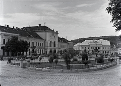 Romania,Transylvania, Zalău, Kossuth tér (Piața Iuliu Maniu), balra a Vigadó, szemben a Vármegyeháza épülete., 1942, Kurutz Márton, sign-board, public building, Fortepan #10002