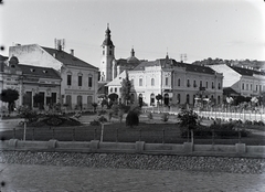 Romania,Transylvania, Zalău, Kossuth tér (Piața Iuliu Maniu), háttérben a református templom., 1942, Kurutz Márton, church, sign-board, air defense, Fortepan #10003