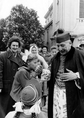 Hungary, Kalocsa, Szentháromság tér, Grősz József kalocsai érsek. Háttérben a Nagyboldogasszony Főszékesegyház., 1975, Jezsuita Levéltár, Baroque-style, Catholic Church, Cathedral, Andreas Mayerhoffer-design, Fortepan #100031