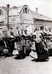 Hungary, Mezőkövesd, Mátyás király út, lányok matyó népviseletben., 1944, Jezsuita Levéltár, folk costume, banner, hotel, Fortepan #100038