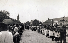 Magyarország, Hódmezővásárhely, Szent István tér, a Szent Jobb és kísérete érkezik a Szent István-templom előtti ünnepségre. Háttérben balra a református templom. A felvétel 1938. június 27-én készült., 1938, Jezsuita Levéltár, Fortepan #100048