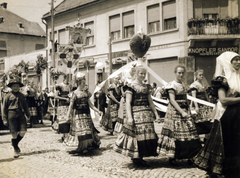 Hungary, Mezőkövesd, Mátyás király út - Szent László tér sarok. Jézus Szíve búcsú, lányok matyó népviseletben., 1925, Jezsuita Levéltár, scouting, flag, Matyó folk costume, procession, Fortepan #100060