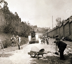 Magyarország, Pécs, Zichy Gyula utca, útépítés. Jobbra a jezsuita Pius Gimnázium és Internátus (később Pécsi Tudományegyetem) kerítése., 1933, Jezsuita Levéltár, lapát, útépítés, talicska, úthenger, Fortepan #100065