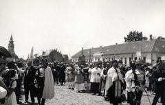 Magyarország, Hódmezővásárhely, Szent István tér, a Szent Jobb és kísérete érkezik a Szent István-templom előtti ünnepségre. Háttérben balra a református templom. A felvétel 1938. június 27-én készült., 1938, Jezsuita Levéltár, Fortepan #100066