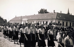 Magyarország, Hódmezővásárhely, Szent István tér, a Szent Jobb kísérete érkezik a Szent István-templom előtti ünnepségre. Háttérben az Óvónőképző (később Liszt Ferenc Ének-Zenei Általános Iskola). A felvétel 1938. június 27-én készült., 1938, Jezsuita Levéltár, Fortepan #100079