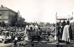 Magyarország, Hódmezővásárhely, Szent István tér, Szent Jobb ünnepség, mise a Szent István-templom előtt. Balra a polgári fiúiskola (később Szent István Általános Iskola). A felvétel 1938. június 27.-én készült., 1938, Jezsuita Levéltár, Fortepan #100088