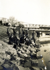 Hungary, Kalocsa, Kalocsa-Meszes, a kalocsai Jezsuita Gimnázium diákjai a Duna-parton, háttérben a Kalocsa-Foktő hajóállomás., 1940, Jezsuita Levéltár, Fortepan #100090