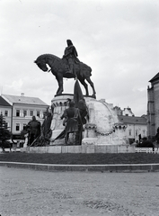 Románia,Erdély, Kolozsvár, Fő tér, Hunyadi Mátyás emlékműve (Fadrusz János, 1902.)., 1943, Kurutz Márton, szobor, lovas szobor, Mátyás király ábrázolás, Fortepan #10010