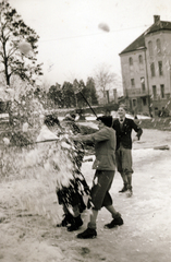 Magyarország, Pécs, hócsata a jezsuita Pius Gimnázium és Internátus (később Pécsi Tudományegyetem) parkjában., 1935, Jezsuita Levéltár, Fortepan #100101