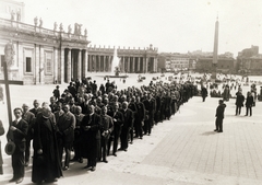 Vatikán, Szent Péter tér, előtérben jobbra Bangha Béla (Bangha páter), a magyar zarándokok vezetője., 1925, Jezsuita Levéltár, pap, obeliszk, sorbanállás, Fortepan #100109