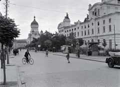 Románia,Erdély, Kolozsvár, Hunyadi tér, a Nemzeti Színháztól a Bocskai téren álló Ortodox katedrális felé nézve., 1943, Kurutz Márton, kerékpár, templom, nemzeti színház, utcakép, színház, Fellner és Helmer-terv, benzinkút, Shell-márka, eklektikus építészet, Ferdinand Fellner Jr.-terv, Hermann Helmer-terv, Fortepan #10012