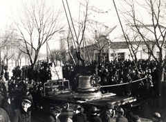 Magyarország, Hódmezővásárhely, Szent István tér, a Szent István-templom harangjának beemelése., 1950, Jezsuita Levéltár, harang, ünnepség, tömeg, Fortepan #100133