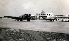 Magyarország, Budaörsi repülőtér, Budapest XI., Wibault 283-T és Douglas DC-2 típusú utasszállító repülőgép., 1939, Jezsuita Levéltár, amerikai gyártmány, repülőgép, francia gyártmány, repülőtér, KLM légitársaság, Douglas DC-2, art deco, Air France légitársaság, Wibault-márka, Budapest, Douglas-márka, lajstromjel, Fortepan #100136