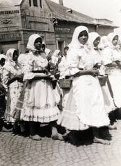 Hungary, Mezőkövesd, Mátyás király út, lányok matyó népviseletben., 1944, Jezsuita Levéltár, folk costume, barefoot, hotel, wickerwork, Fortepan #100142