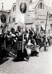 Hungary, Mezőkövesd, Mátyás király út, lányok matyó népviseletben., 1944, Jezsuita Levéltár, folk costume, Fortepan #100149