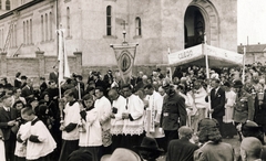 Hungary, Budapest XIX., Áchim András utca, Jézus Szíve templom. Jézus Szíve körmenet., 1944, Jezsuita Levéltár, church, flag, cop, procession, cross, National Front-Line Fighters' Association, romanesque revival architect, Budapest, Gyula Petrovácz-design, Fortepan #100161