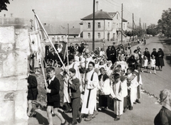 Magyarország, Verpelét, Kossuth Lajos utca a katolikus templom felől a Kultúrház felé nézve. Elsőáldozásra érkező gyerekek., 1960, Jezsuita Levéltár, elsőáldozás, Fortepan #100262